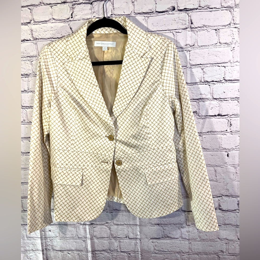 New York and Company. Ladies fully lined Jacket. Button down front. Size 10.